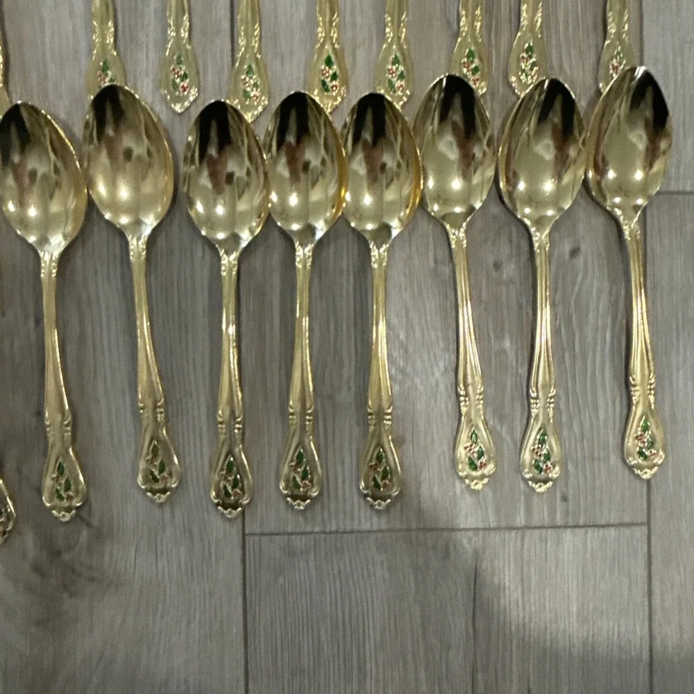 44 PCs‎ HOLLY Yuletide Holly Berry Christmas Gold 8 Place Settings + Serving Pcs